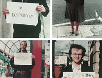 Gillian Wearing: Everything in life… [ Minden az életben…] , 1992-1993, a Signs that say what you want them to say and not signs that say what someone else wants you to say [Jelek, amelyek azt mondják, amit mondatsz velük, és nem jelek, amelyek azt mondják, amit mások mondatnak veled] című sorozatból, Többrétegű színes nyomtatással [color coupler print] előhívott felvételek.